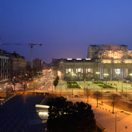 Milano - Visuale notturna della Stazione Centrale