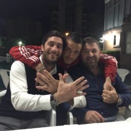 Manaj con l'agente Jimmy Fontana e un amico