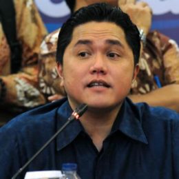 thohir in camicia