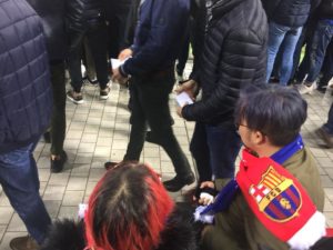 tifosi giapponesi del Barcellona a san siro